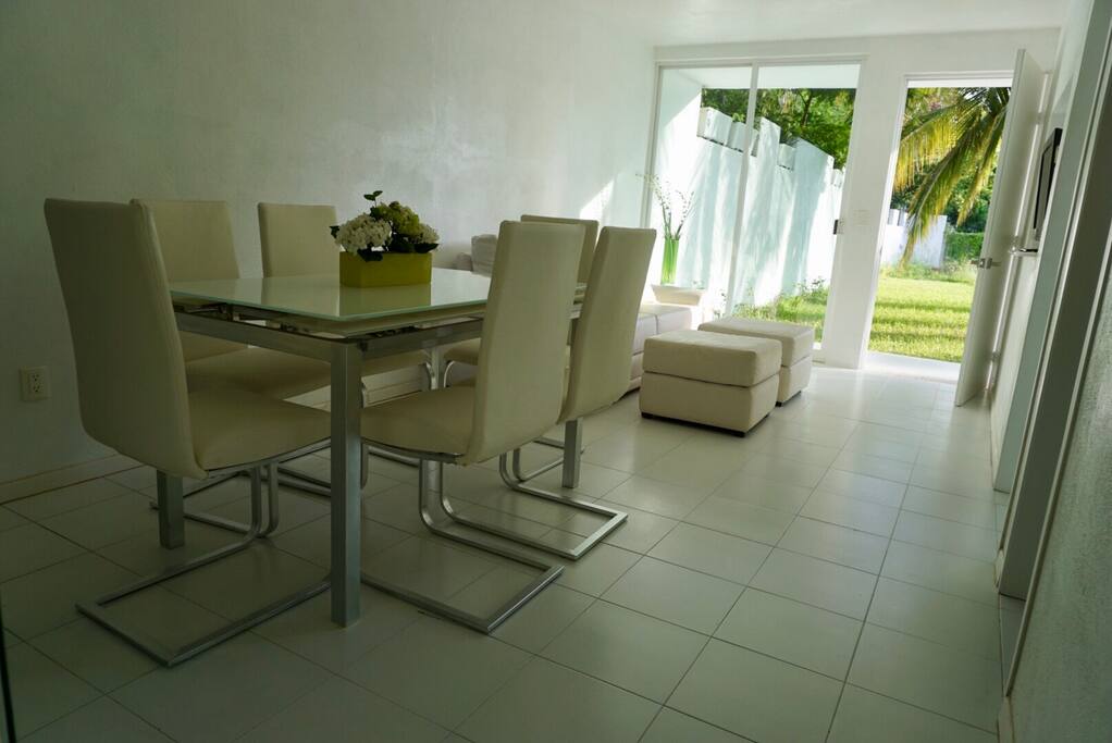 Comedor y sala de estar con televisión