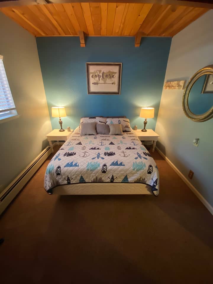 Planta media, cama tamaño queen.