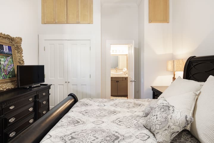 Get Cozy Cottage Vibes Just Steps from St. Charles Avenue gallery image 3