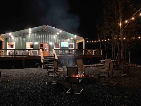 Livin on the Edge Cabin in Albert Pike, Beautiful!