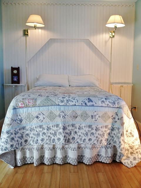The Cottage Room at Garden Gate B&B