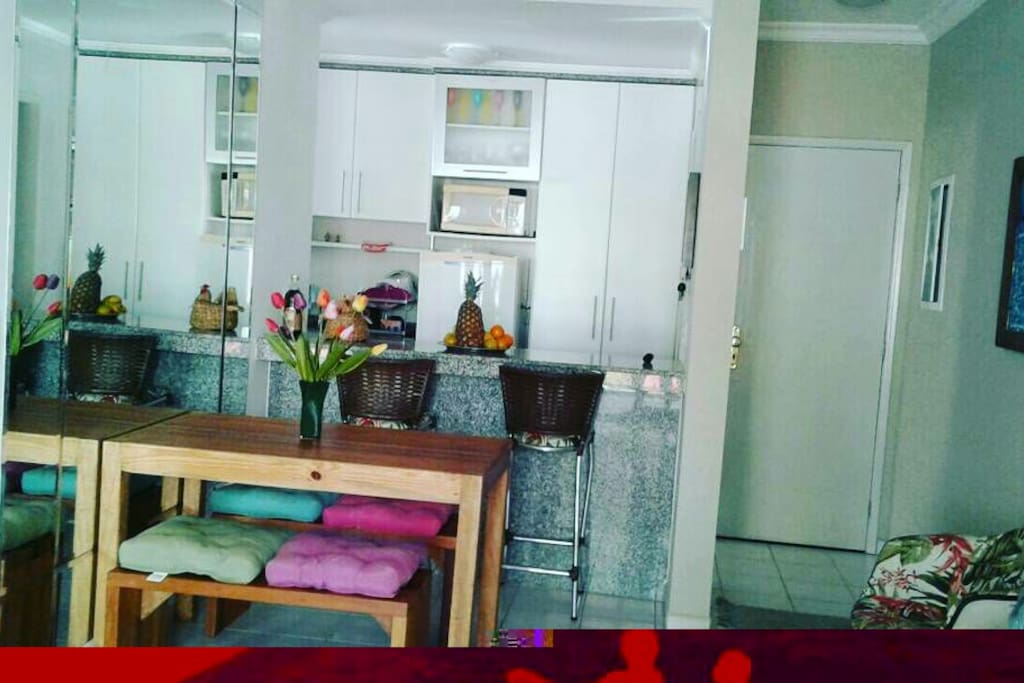 Sala de jantar com cozinha americana.