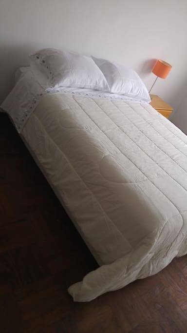 Cuarto principal con cama muy cómoda