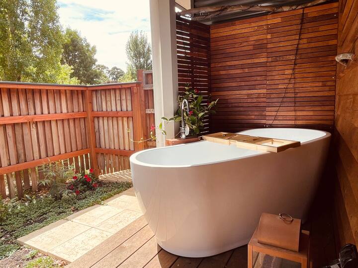 Private out door hot tub , Grape juice retreat Guesthouses for Rent in Margaret River, Western