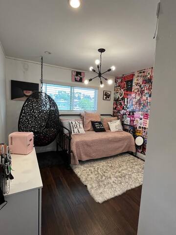 Entertainers craftsman style villa in heart of SD gallery image 2