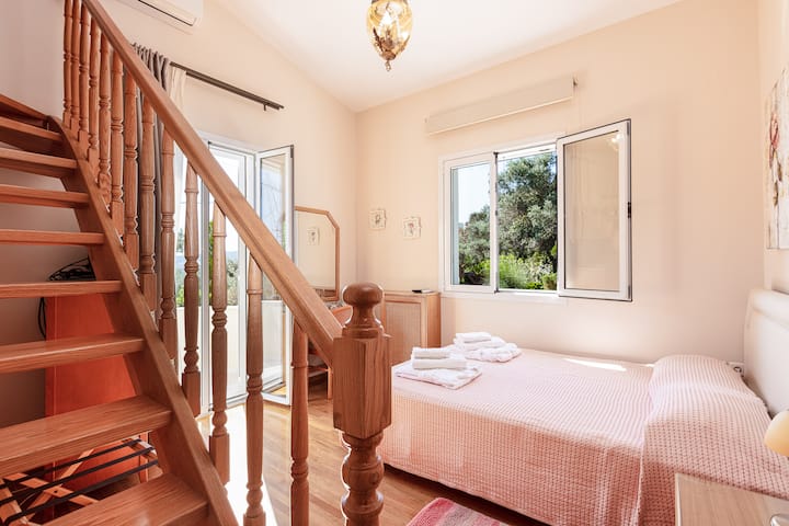 Спална соба на приземје со двоен кревет, 32-инчен HDTV, клима уред, плакар итн.