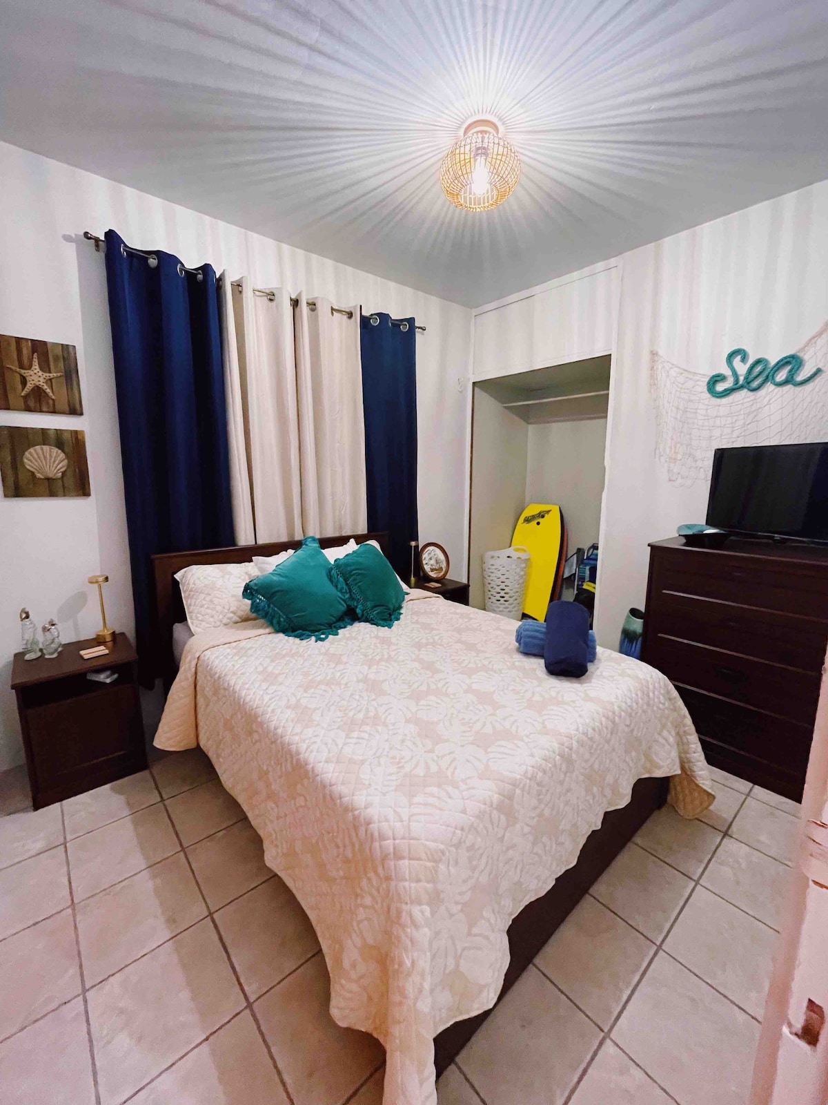 Განიტვირთეთ მეორე საძინებელში სრული ზომის საწოლით და მიიღეთ გასართობი სივრცე ბრტყელეკრანიან ტელევიზორში. Ბალიშის 3 სხვადასხვა ტიპით აუცილებლად დაისვენებთ ღამეებს.