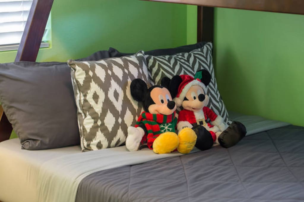Cozy memory form bed