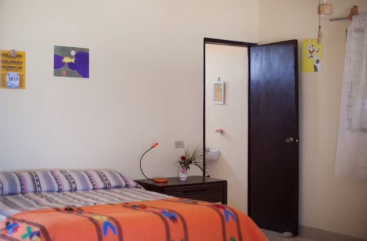 سرير مزدوج وحمام.