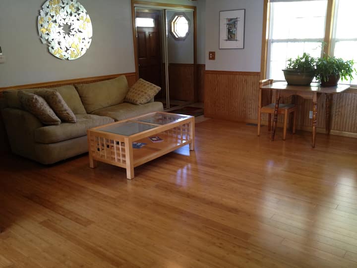 Sunny Getaway Home Near Campus - Champaign, IL