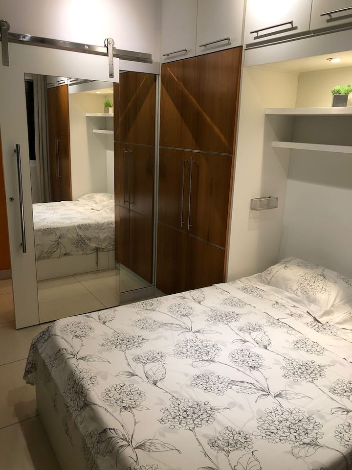 ห้องนอนที่อบอุ่นพร้อมที่นอนออร์โทบอมเอ็มม่า (viscoelastico ความหนาแน่นสูง) สะดวกสบายมากไฟทางอ้อมหรี่ลง