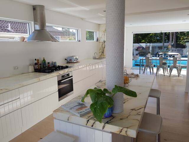 Huge Modern Beach House Nth Curl Curl Beach Views gallery image 4