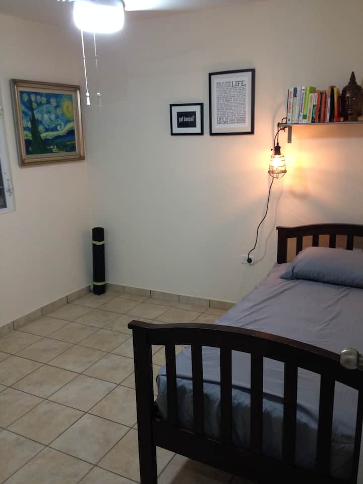 El dormitorio tiene capacidad para 1 persona (cama doble)