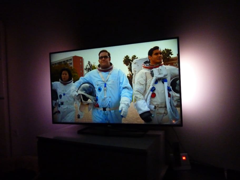 Grande télé LED 3D avec "ambilight" (couleur projetée sur le mur des 2 côtés)