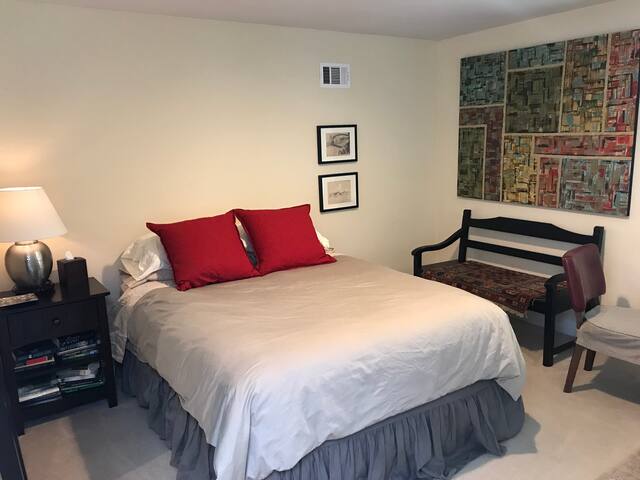 Beautiful room with private bath near Stanford