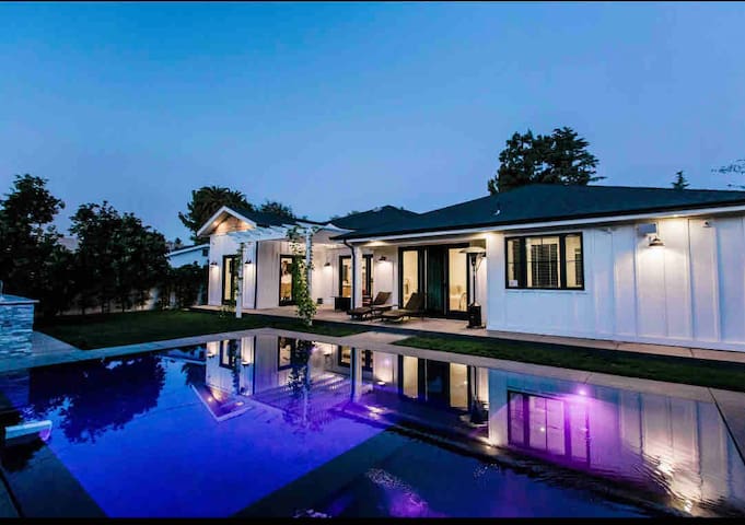 Modern 4DR Home Pool&Hot Tub Near Universal Studio gallery image 2