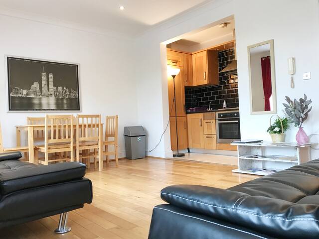 2Bedroom 2Bathroom Spacious Home in Central London gallery image 2