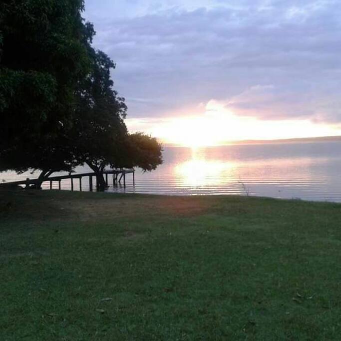 Amanhecer na baia de Chacororé.