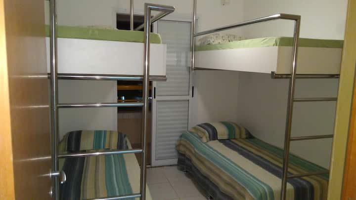 يمكن ربط الأسرّة السفلية معًا في سرير مزدوج.