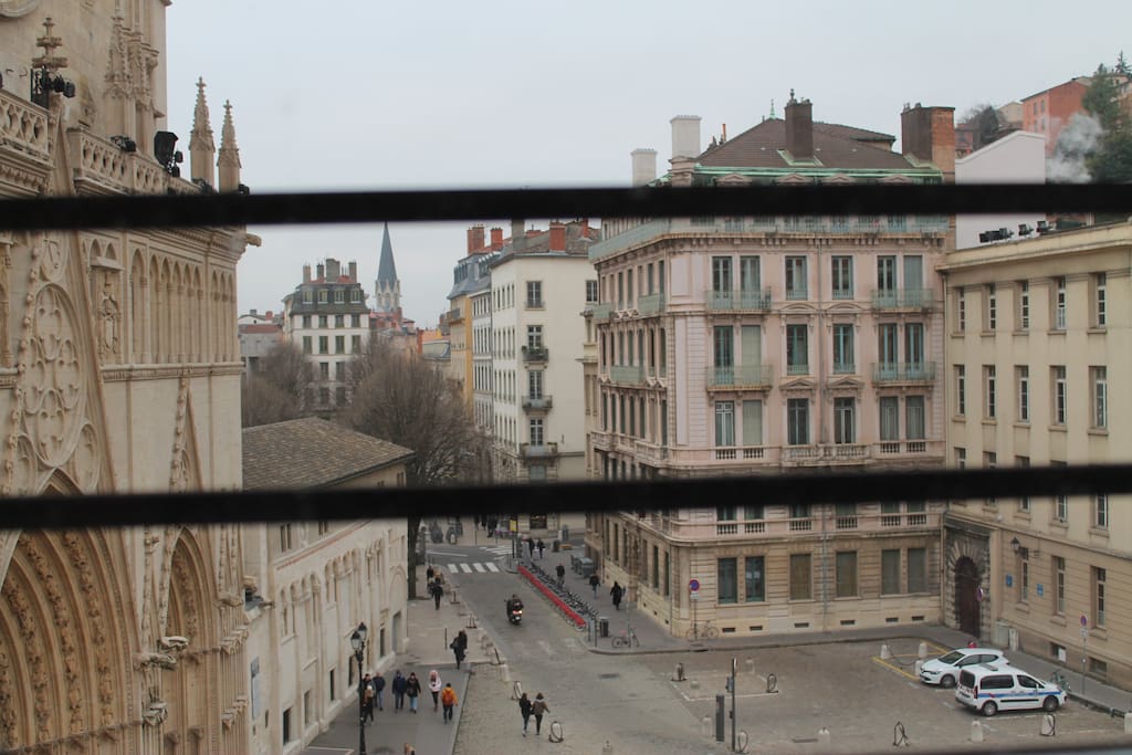 Vue sur la place Saint Jean.