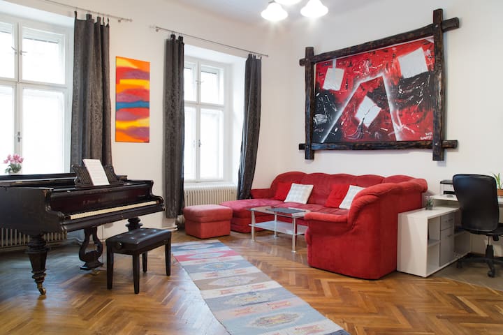 Huge, quiet 3BD apt for families, close to sights