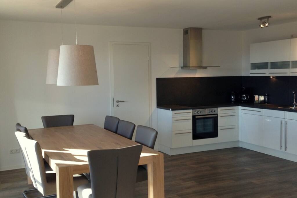 De royale eettafel en luxe keuken