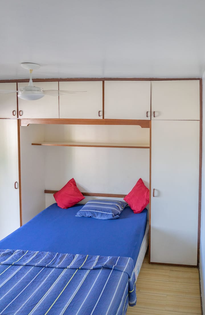 Საძინებელი ორადგილიანი საწოლით და კარადით, აივნით