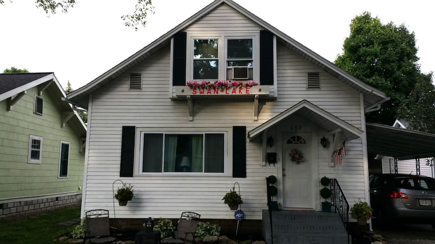Cozy Guest House 2 bed/1 Bath. Walk to Everything!