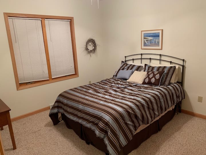 Dormitorio 2: cama tamaño queen y TV de 40pulgadas.