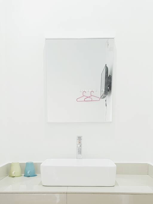 Basin with mirror