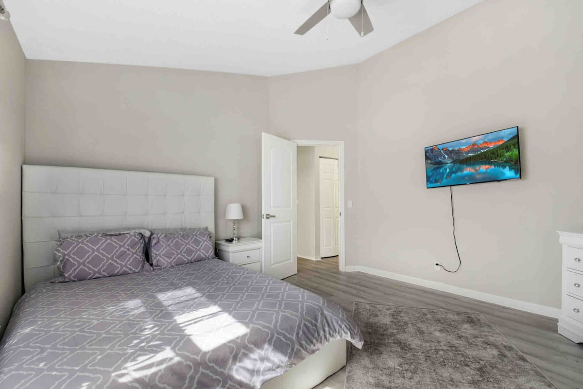 חדר שינה זוגי עם מיטת 