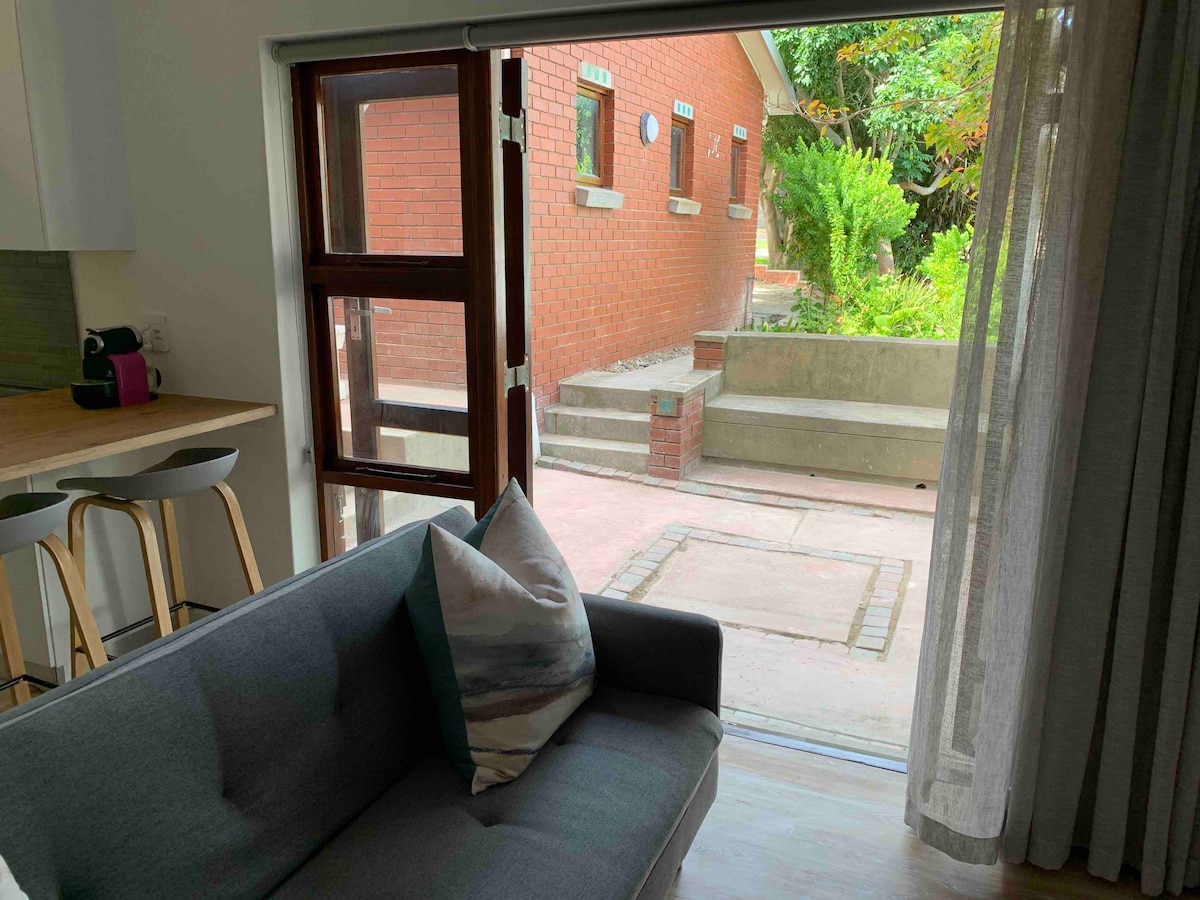 Prostor za opuštanje s pogledom na dvorište i ulaz u stan.