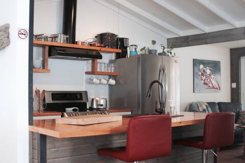 Enchanting waterfront chalet with spa No.CITQ 307452