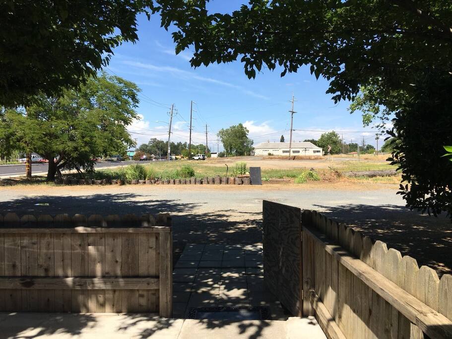 Parking area before the duplex:Host's private area_you can even park 6 to 8 cars, or 3 to 4 trucks here. Definitily NO parking charge
