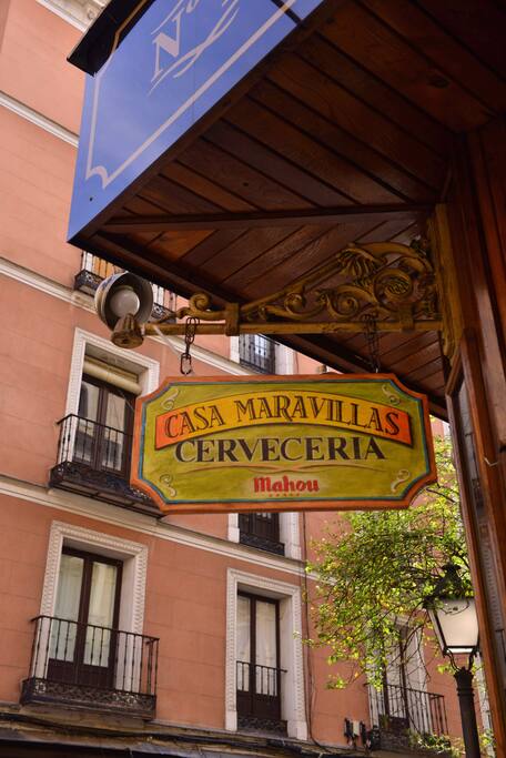 En un barrio que atrae a miles de visitantes, por su historia, colorida y animada vida de barrio.
