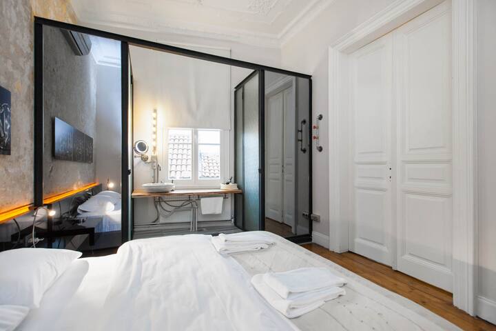 4 Bedroom★3Bath★In the Center★ Best for Big Groups gallery image 4