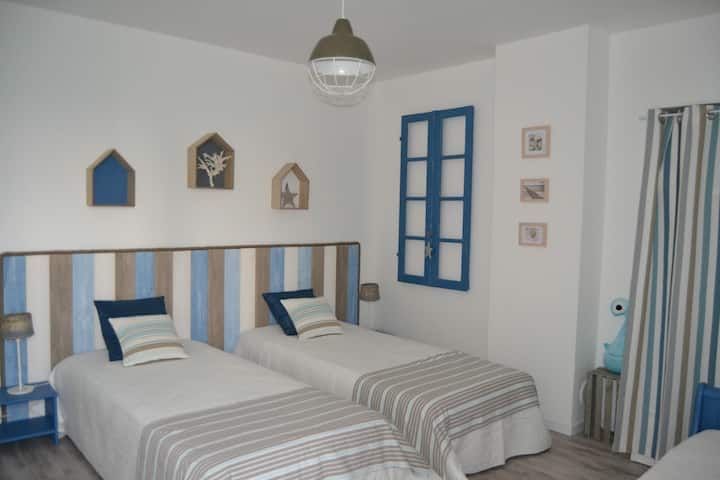 Vitanda viwili 90 x200.
Matandiko yenye ubora wa juu.
Mashuka yametolewa.