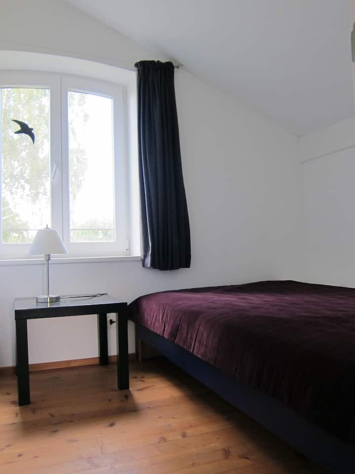 Dormitorio con vista al jardín 
(cama 1.40 x 2.00)
