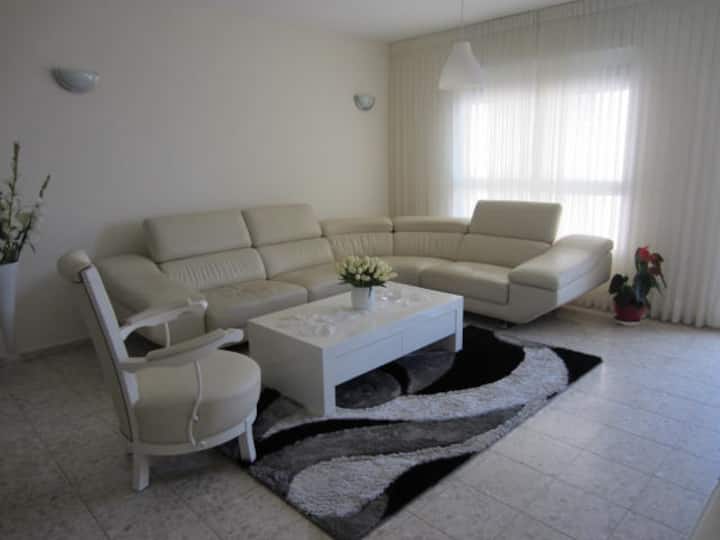 4 pièces à Youd Alef REF/SHARON Airbnb