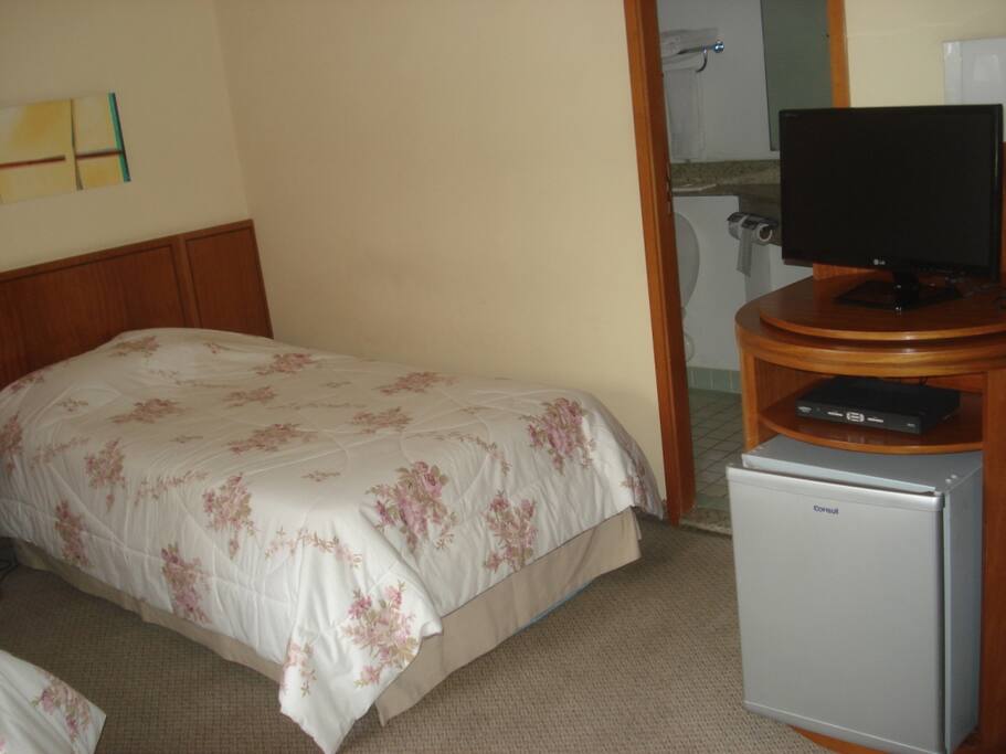 Vista Cama, Frigobar e TV