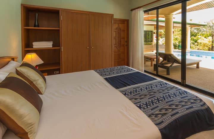 Chambre 5 - Double avec salle de bain privée.