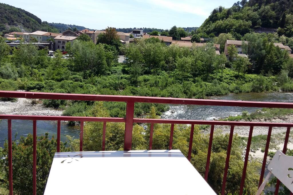 Terrasse panoramique couverte de 20 m2 sans vis à vis avec vue apaisante sur la rivière Ardèche.