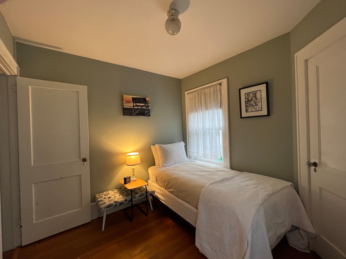 غرفة نوم 3 - سرير مزدوج مع خزانة وحامل حقيبة.