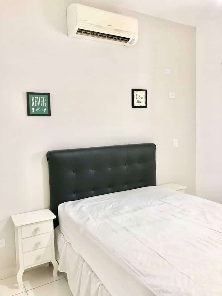 Dormitorio en suite Dormitorio.
Escritorio con aire acondicionado 
para trabajar 