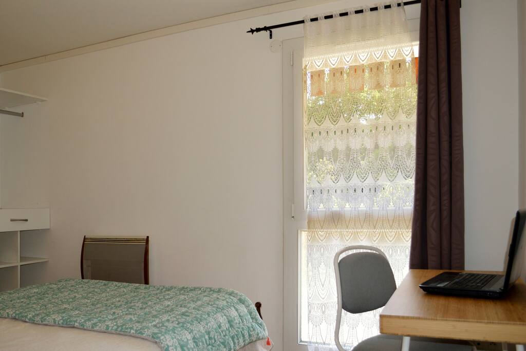 La première chambre et son lit double. Un bureau pour votre ordinateur est à disposition, ainsi qu'un grand dressing (Voir photo précédente).