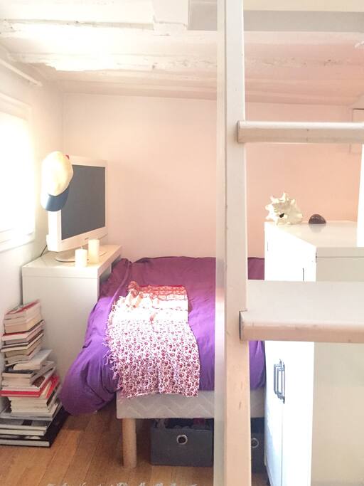 Le rez de chaussée: une chambre lumineuse et cosy avec une fenêtre donnant sur une cours très silencieuse. Avec une vue dégagée sur les tout de Paris.
Une télé avec toutes les chaînes. Et un espace de rangement pour les vêtements.