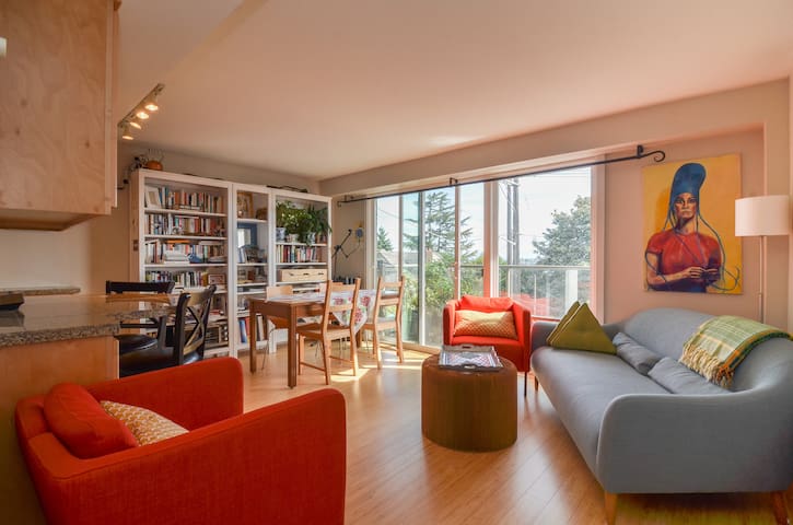 Sunny Artsy & Central with Balcony!
