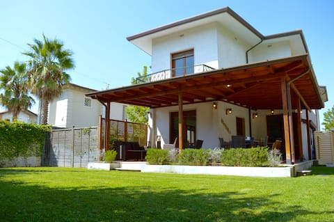 Villa Forte dei Marmi near the beach