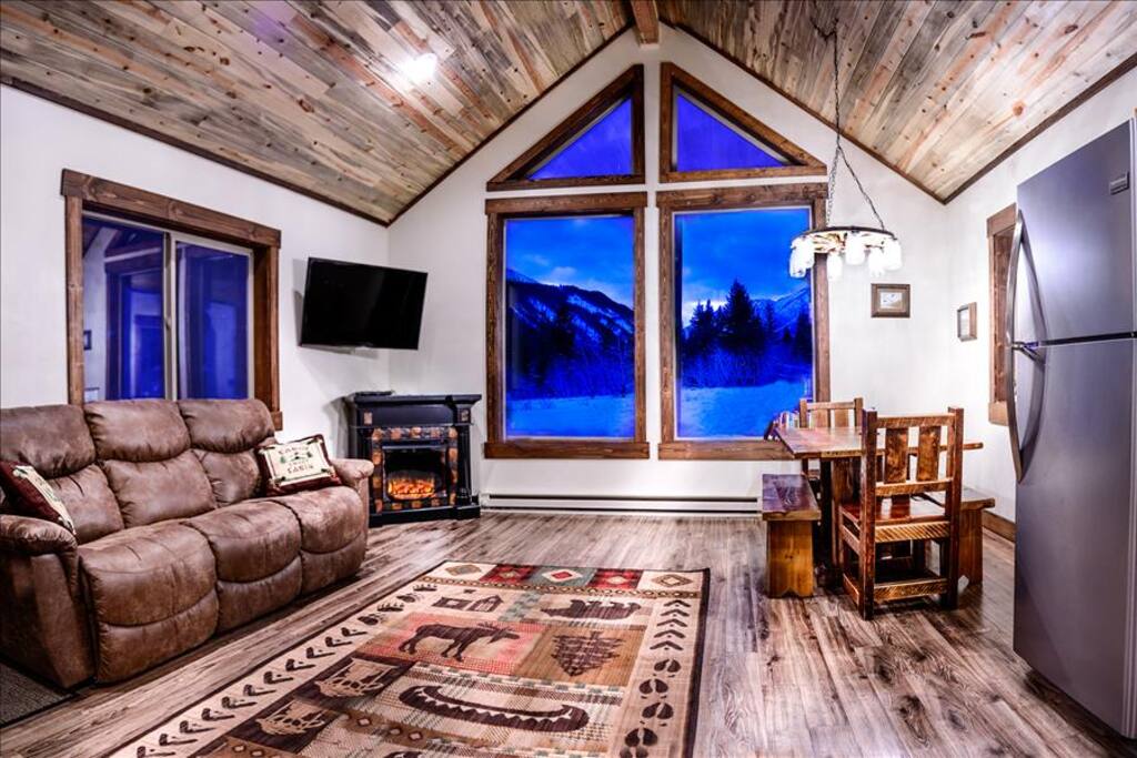 Floor to ceiling windows w/ mountain views!