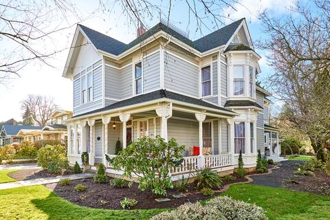 Historic Silverton Home - 5 Bedroom all with bath